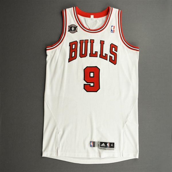 Deng, Luol<br>White Regular Season w/20th Anniversary Patch - Worn 1 Game (3/12/11)<br>Chicago Bulls 2010-11<br>#9 Size: XL+2