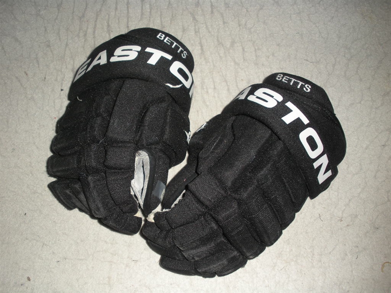 Betts, Blair * <br>Easton Gloves - Winter Classic<br>Philadelphia Flyers 2009-10<br>#11