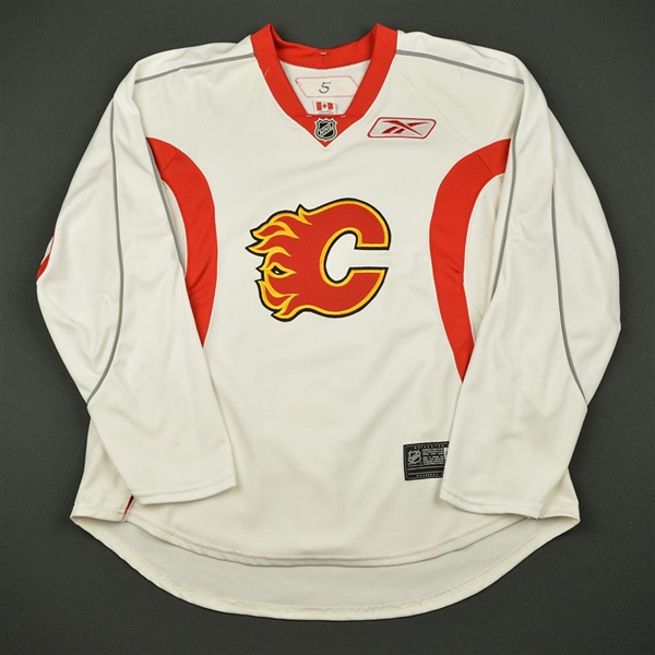 Giordano, Mark<br>White Practice Jersey<br>Calgary Flames 2008-09<br>#5 Size: 58