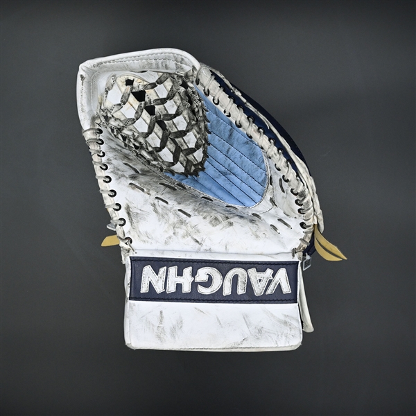 Jackson, Carly<br>Vaughn Velocity VE8 Catcher - Autographed<br>Buffalo Beauts 2020-21<br>#70