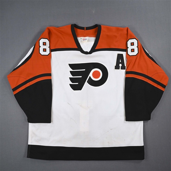 Lindros, Eric *<br>White w/A - Autographed<br>Philadelphia Flyers 1993-94<br>#88 Size: 56