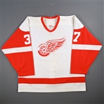 Samuelsson, Mikael *<br>White Playoff Set<br>Detroit Red Wings 2005-06<br>#37 Size: 56