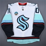 Beniers, Matty<br>White Set 3 - 100th NHL Point<br>Seattle Kraken 2023-24<br>#10Size: 56